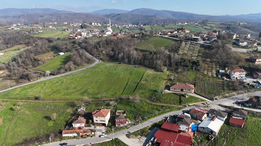 KARAMÜRSEL’DE DENİZ MANZARALI 451 M2 SATILIK ARSA