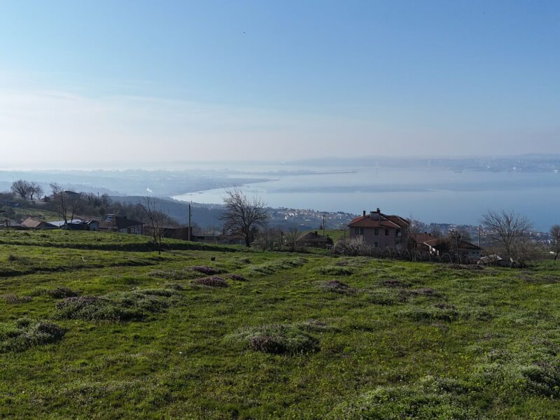 KARAMÜRSEL’DE DENİZ MANZARALI 451 M2 SATILIK ARSA