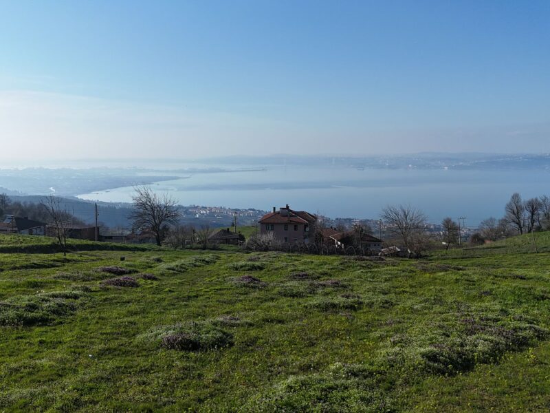 KARAMÜRSEL’DE DENİZ MANZARALI 451 M2 SATILIK ARSA