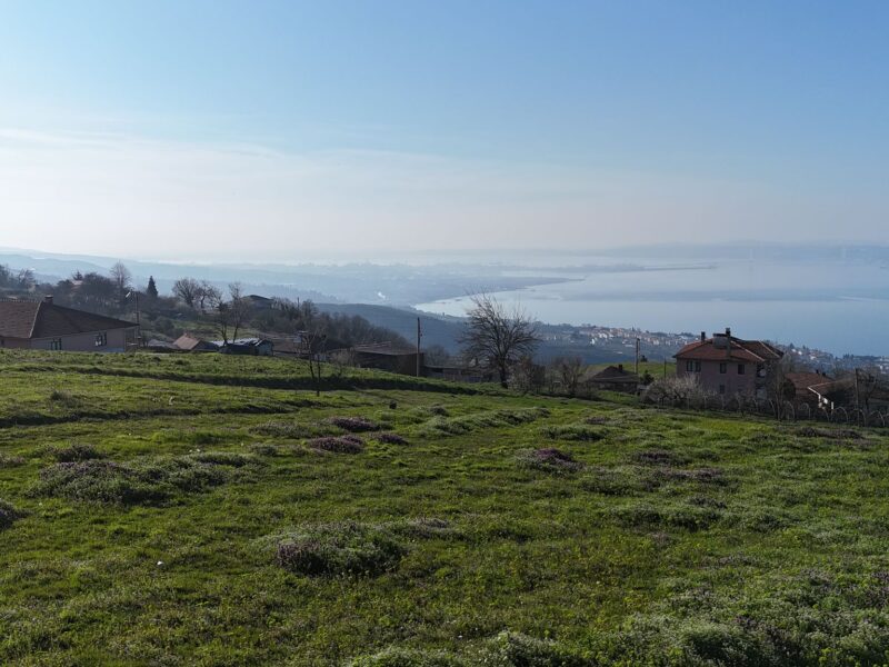 KARAMÜRSEL’DE DENİZ MANZARALI 451 M2 SATILIK ARSA