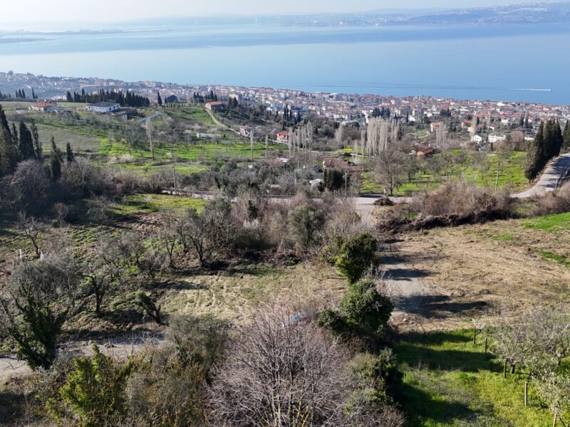 KARAMÜRSEL’DE DENİZ MANZARALI SATILIK ARSA