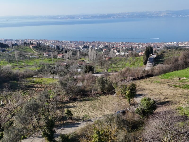KARAMÜRSEL’DE DENİZ MANZARALI SATILIK ARSA