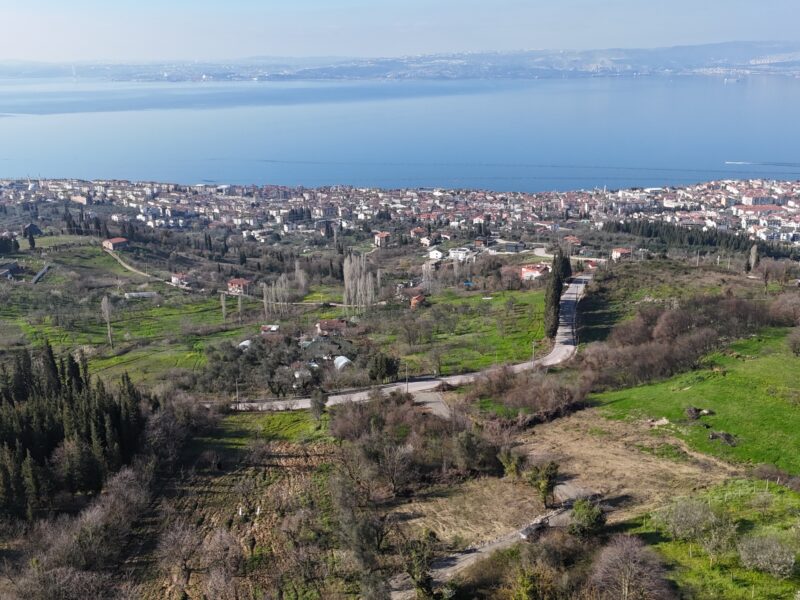 KARAMÜRSEL’DE DENİZ MANZARALI SATILIK ARSA