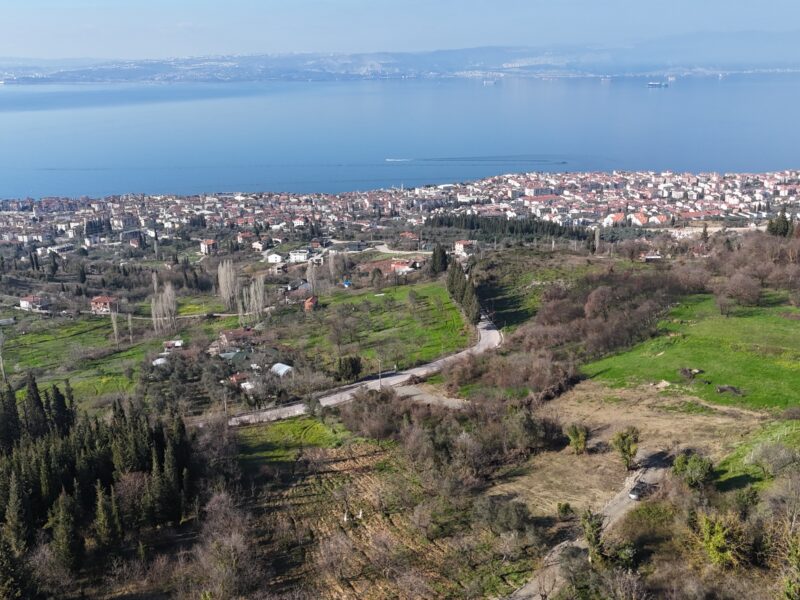 KARAMÜRSEL’DE DENİZ MANZARALI SATILIK ARSA