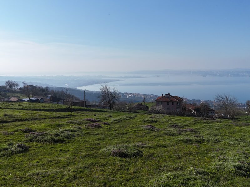KARAMÜRSELDE DENİZ VE KÖPRÜ MANZARALI SATILIK 530 M2 ARSA