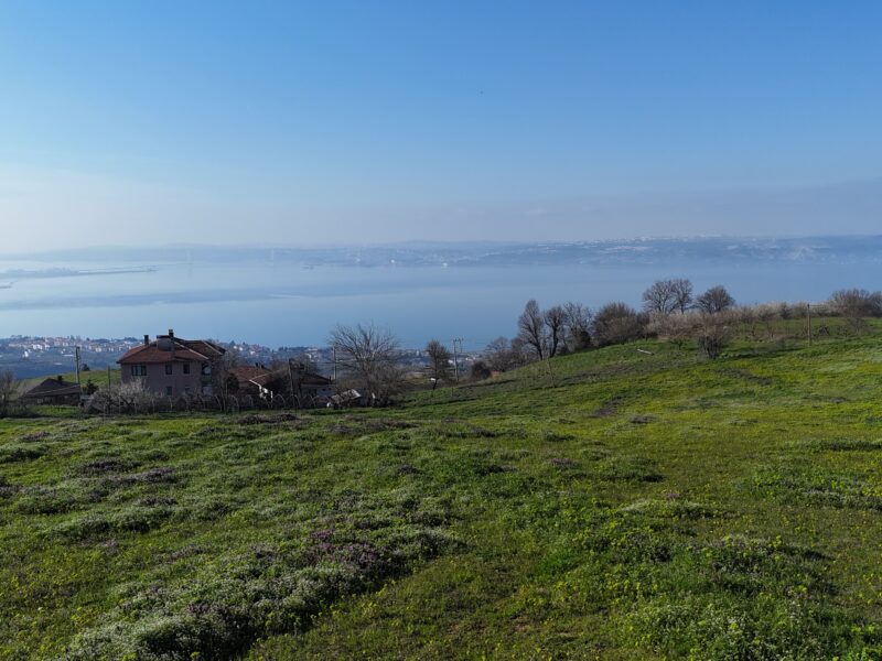 KARAMÜRSELDE DENİZ VE KÖPRÜ MANZARALI SATILIK 530 M2 ARSA